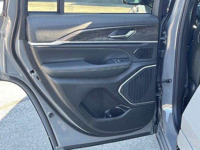 2027 Jeep Grand Cherokee Limited Reserve
