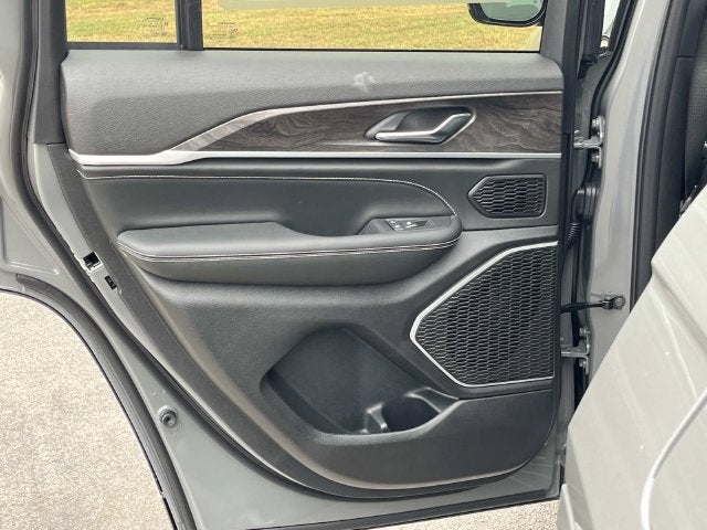 2027 Jeep Grand Cherokee Limited Reserve