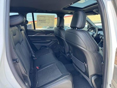 2027 Jeep Grand Cherokee Laredo Altitude