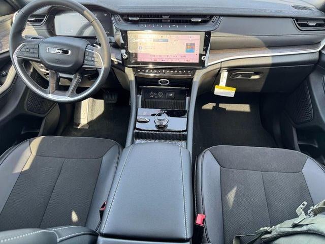 2027 Jeep Grand Cherokee Laredo Altitude