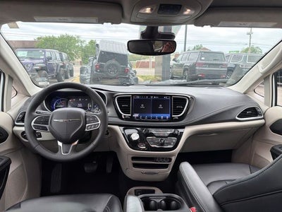 2024 Chrysler Pacifica Hybrid Select