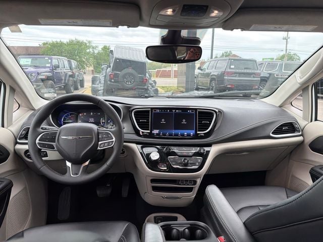 2024 Chrysler Pacifica Hybrid Select