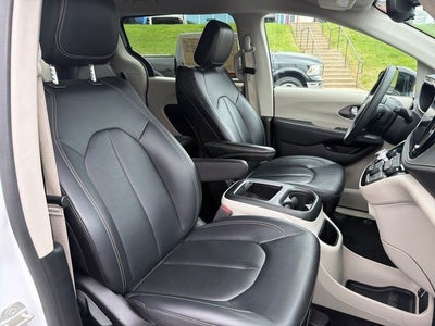 2024 Chrysler Pacifica Hybrid Select