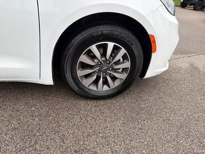 2024 Chrysler Pacifica Hybrid Select