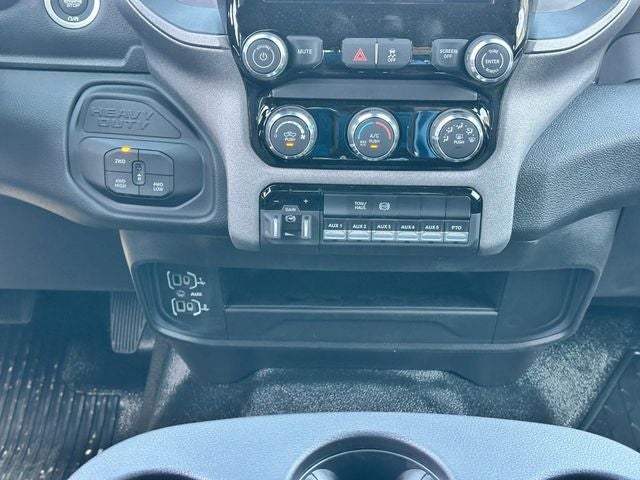 2026 RAM Ram 5500 Chassis Cab RAM 5500 TRADESMAN CHASSIS CREW CAB 4X4 84' CA