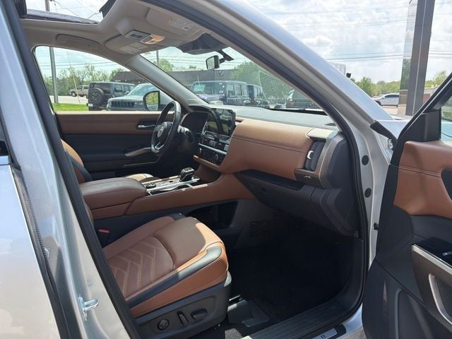2025 Nissan Pathfinder Platinum 4WD